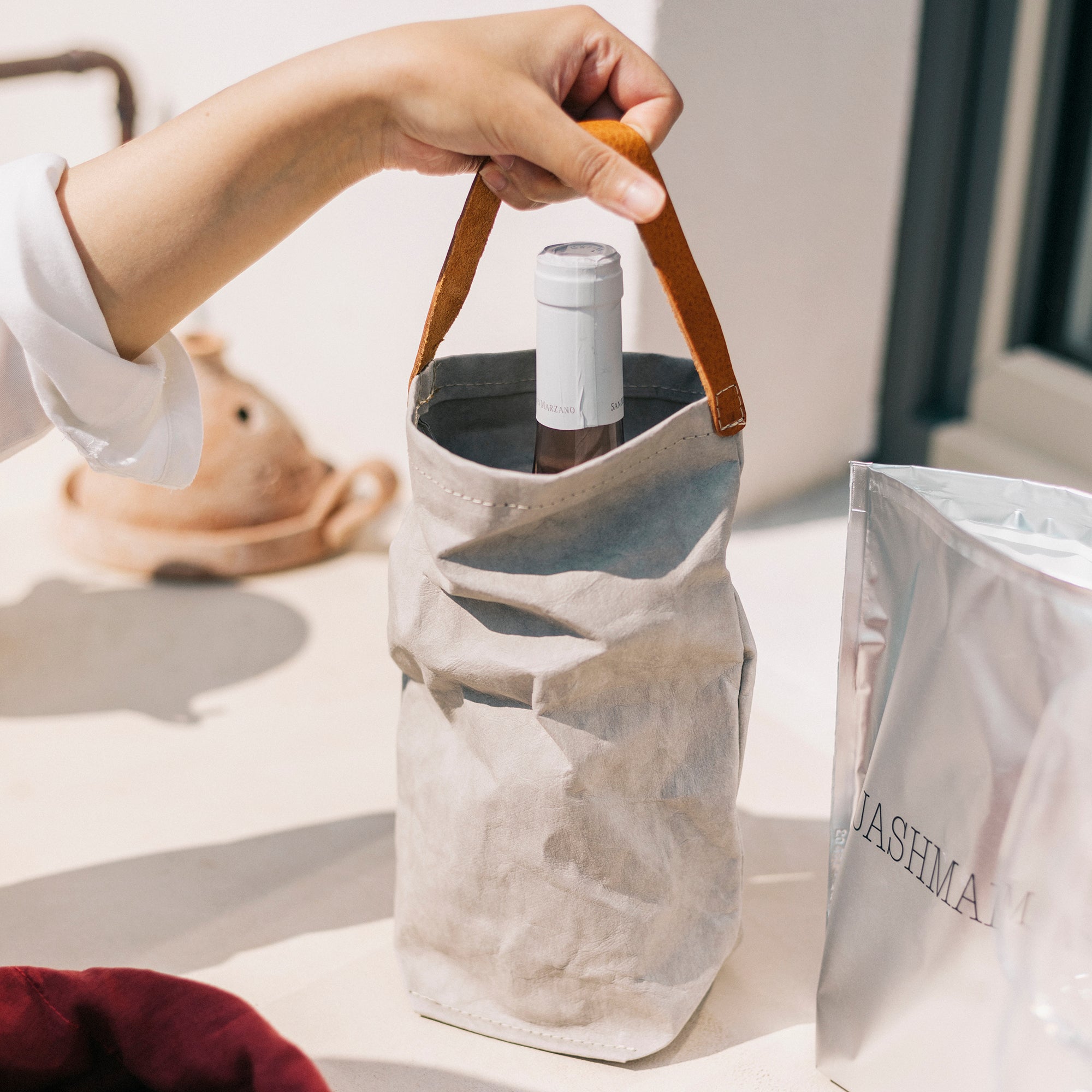 WINE BAG CARRYING TOTE