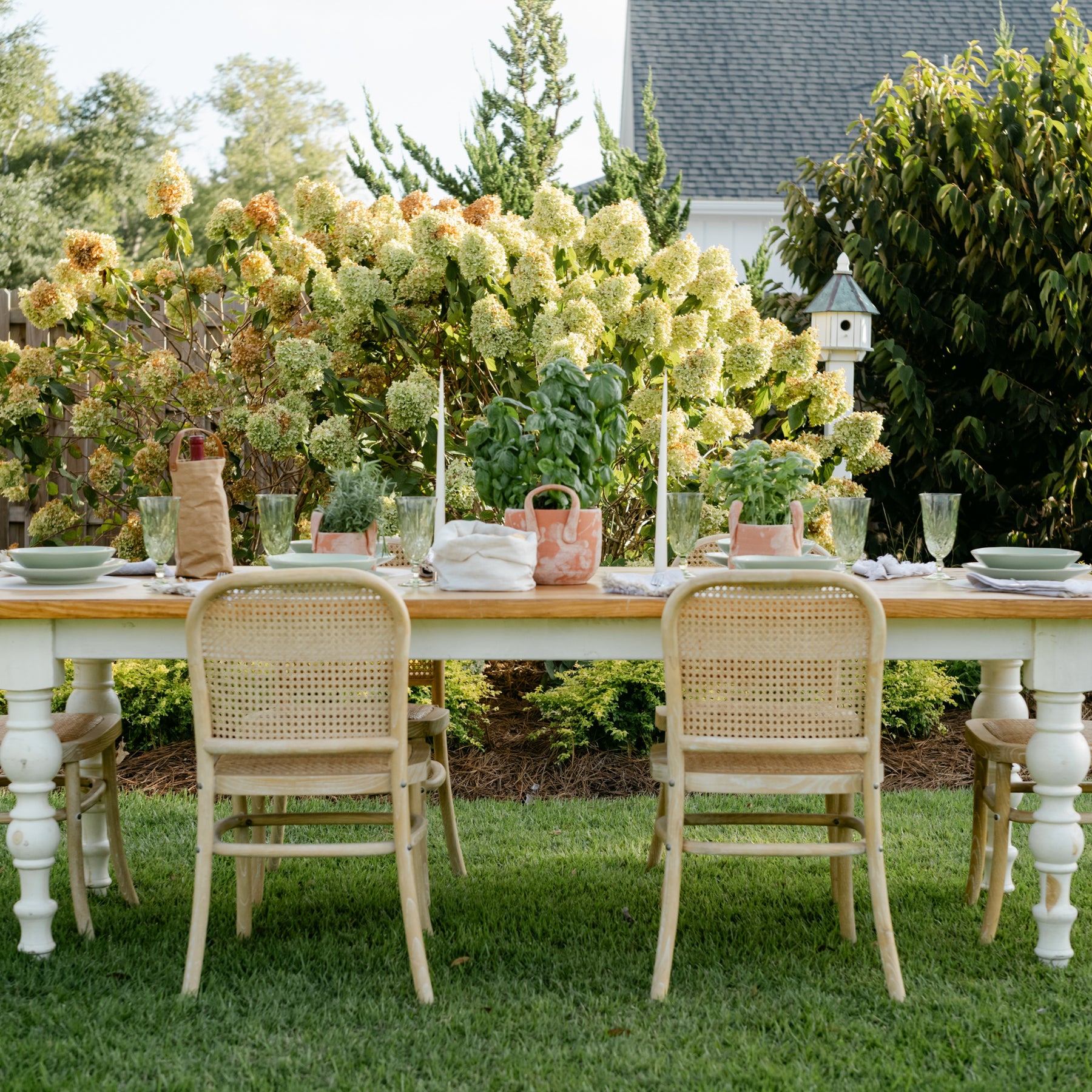 How to Set a Functional Outdoor Spring Table