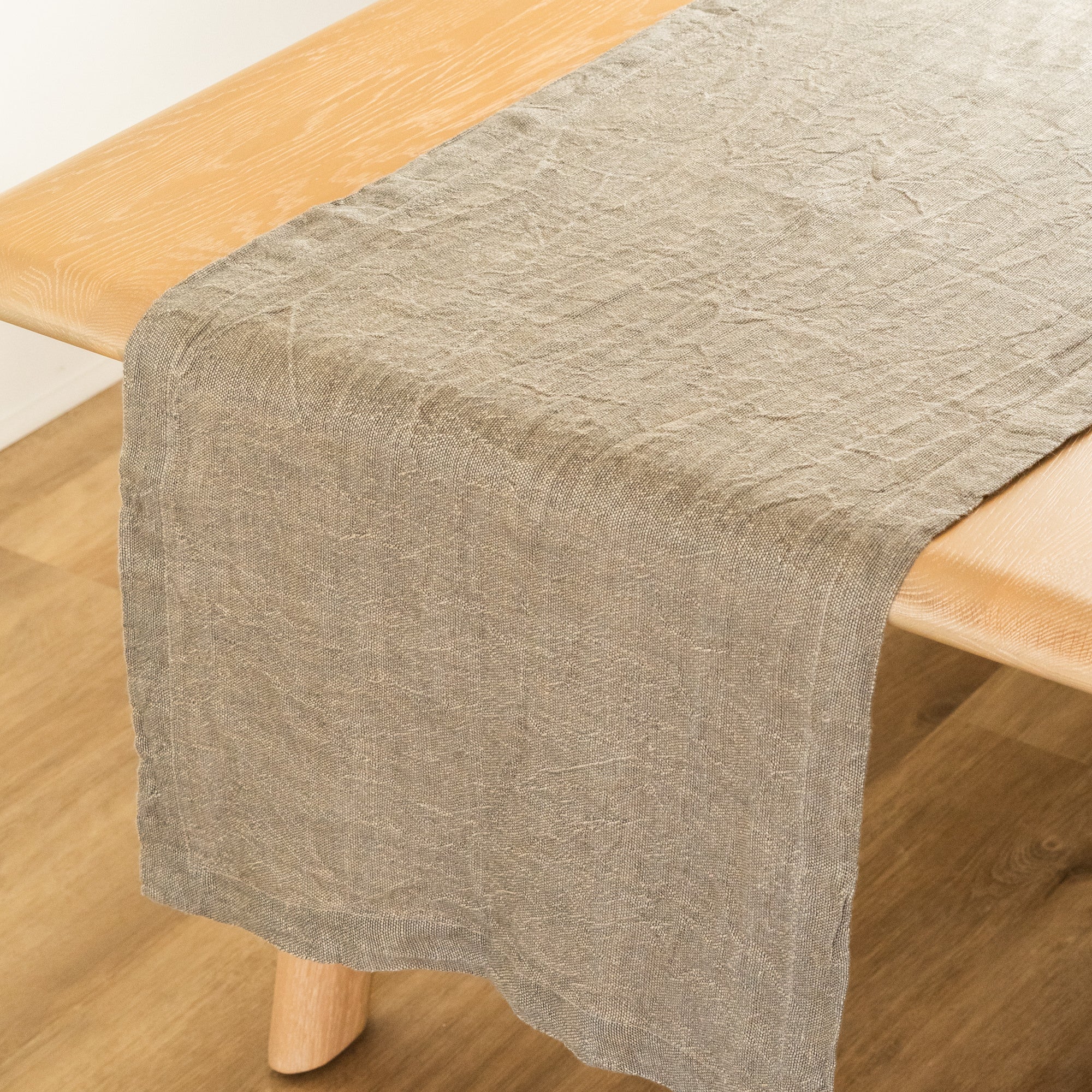 SIMPLE EDGED LINEN RUNNER